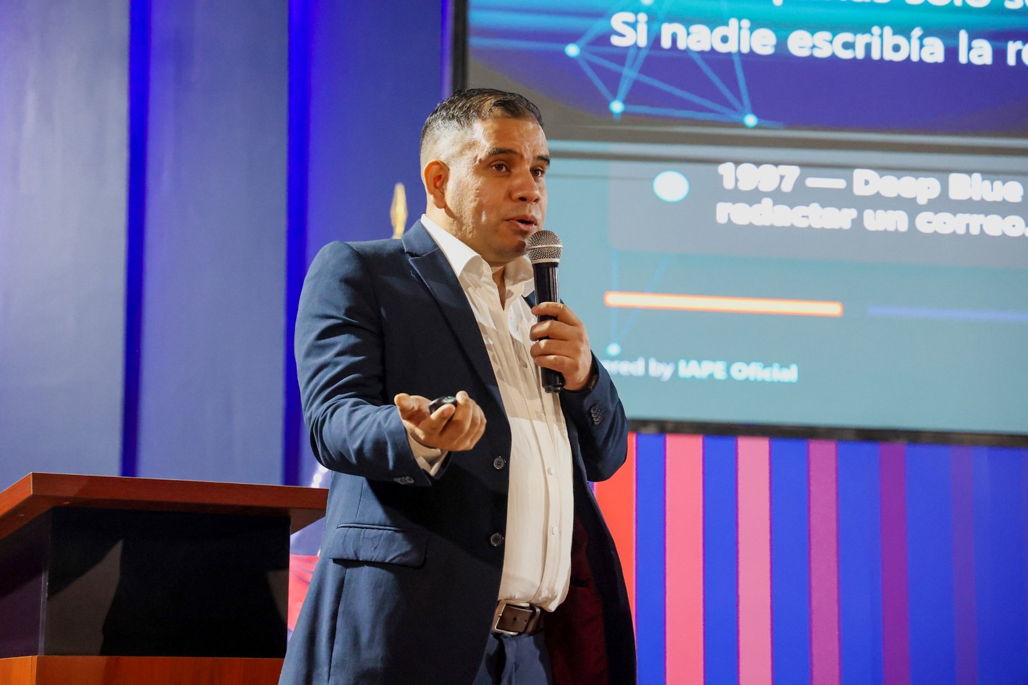 Jorge Silva dictando frente a la pantalla en el After Office empresarial